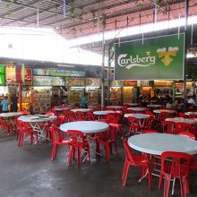 と思ったら、館内も赤でした