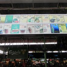 天井のメニューから飲み物を注文