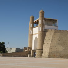 アルク城の手前はレギスタン広場