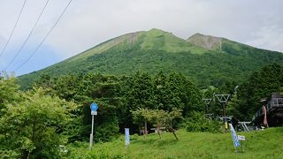夏の青空に緑の雄大な大山癒されます。