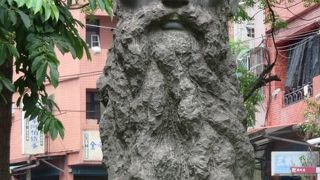 小さな広場にあります