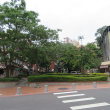 小さな公園の中にあります