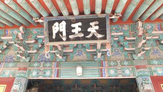 「仏国寺」で、東の正門から入ると最初にある門。仏法を守護する四天王がここで睨みを効かせています。