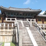 「仏国寺」の紫霞門に上る階段で国宝第23号指定です