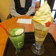 芋羊羹のパフェと　抹茶ラテ