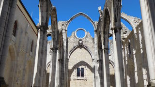 リスボン大地震の恐ろしさを彷彿させる教会