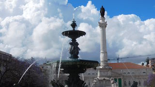 露天も並ぶ賑やかな広場