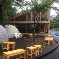 木をたくさん使った建物が目を引きます