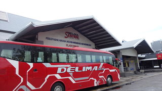 バス会社もお店も多いです