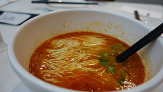 香港に着いたらここ、帰りもここの担々麺