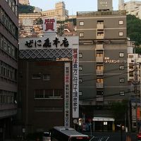 正面右側がホテル。バスが入っていく左端の建物がバスターミナル