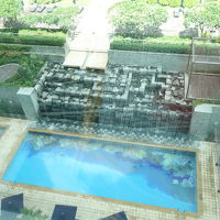 窓からプールが見えました