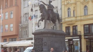 イェラチッチ総督の騎馬像