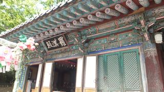 毘盧遮那仏の蓮華蔵世界を表しています