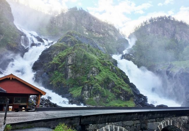 迸る水しぶきは王の風格／フォトジェニックさではノルウェーでNo.1かも…ラテ滝