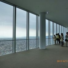360度の展望台は大阪近郊が一望できる人気スポットです。