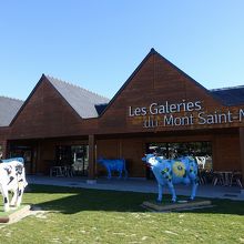 カラフルな牛が目印。