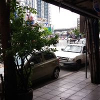 1階の入り口出たところ。大通り沿いに立地しています。