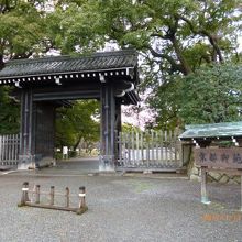 西側からの入場門。