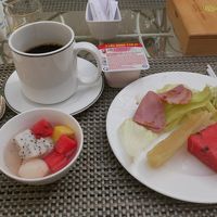 朝食　フルーツ、コーヒー