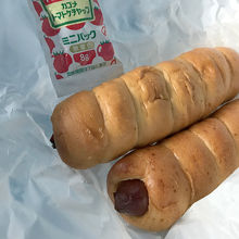 売店で購入。ソフトプレッツェルドッグ　￥450（税込）