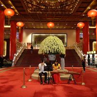 エントランスで笙と琴のお出迎え