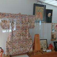 衣装やお面の展示