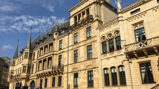   門前で衛兵が待機