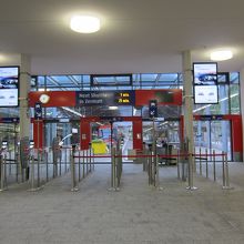 ティッシュの改札口、センサーは矢印の高い位置にある