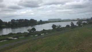 雄大な流れを見せる荒川です。見る場所によって表情が変わります。