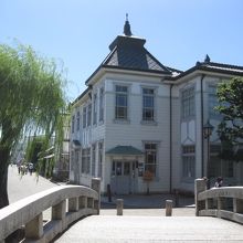 晴天の青空によく映える建物