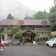 山小屋風の小ぎれいな建物外観