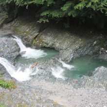 すぐ側には渓流があります