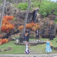 プール中央でのフラダンスショーです