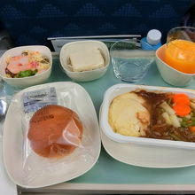 仁川-LAXの機内食。ビーフをチョイス。