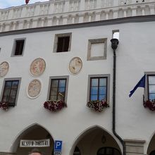 紋章が描かれている