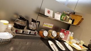 お菓子も無料のラウンジ