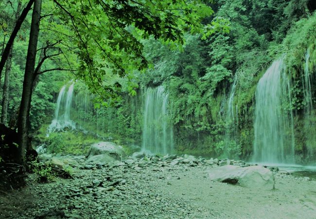 神秘的な美しい滝　水のカーテンを見ているよう