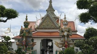 入口には、大きな２体の像