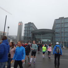 ベルリン中央駅はマラソンの参加者や応援の人でいっぱいでした。