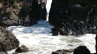 奇岩の間を通る波