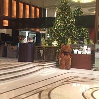 ホテルロビー。クリスマスの雰囲気