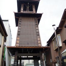 時の鐘を神社側から見た図です。
