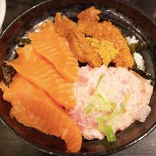 うにとサーモンとネギトロ
