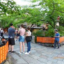 外人さんにも人気のスポットのようでたくさん見かけます。