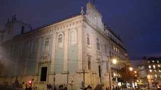 カモンイス広場沿いにあります