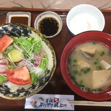 ブリの刺身と野菜と白御飯の上に、味噌ダレを！