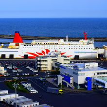 マリンタワー展望よりフェリーを見下ろす