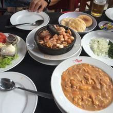 ちぃっち日本とはイメージが違うウニ(右下)、アワビ(左)