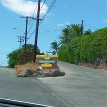 坂の頂上を更に右へ上る